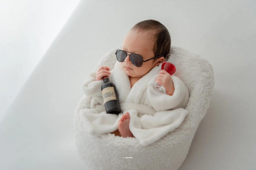 来宾怀孕多久出现呕吐